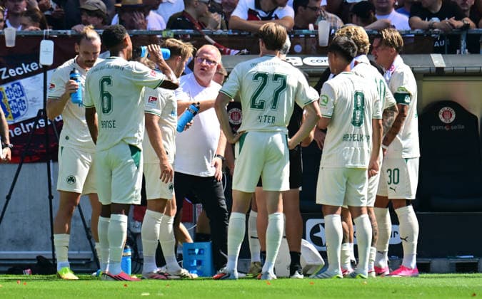 08.08.2026,GER Fußball, Männer, 2.BL, Spieltag 1, Saison 2026 2027, Hamburg, FC St. Pauli vs SpVgg Greuther Fürth Trainer Heiko Vogel (Fürth) redet mit seiner Mannschaft DFB DFL regulations prohibit any use of photographs as image sequences and or quasi-video) Hamburg Millerntorstadion Hamburg Deutschland Copyright: xnordphotoxGmbH xWitkex