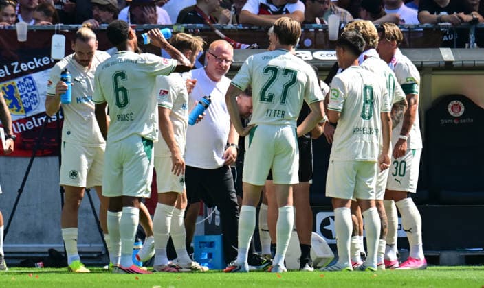 08.08.2026,GER Fußball, Männer, 2.BL, Spieltag 1, Saison 2026 2027, Hamburg, FC St. Pauli vs SpVgg Greuther Fürth Trainer Heiko Vogel (Fürth) redet mit seiner Mannschaft DFB DFL regulations prohibit any use of photographs as image sequences and or quasi-video) Hamburg Millerntorstadion Hamburg Deutschland Copyright: xnordphotoxGmbH xWitkex