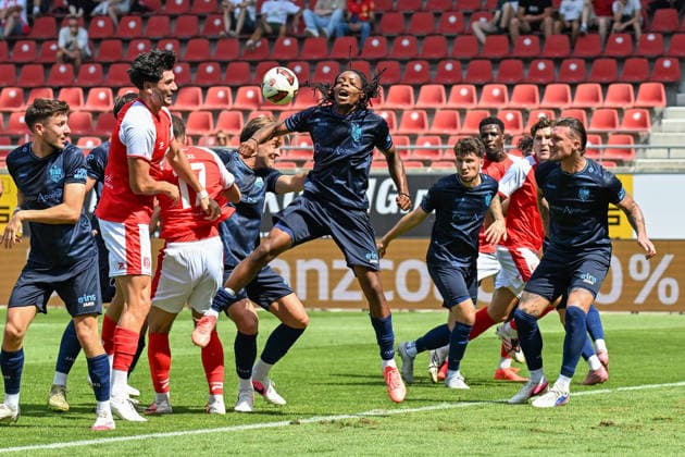 Fußball I Herren I Saison 2026-2027 I Regionalliga I 4. Spieltag I Hallescher FC - Chemnitzer FC I 09.08.2026 Ken Tchouangue (20, Chemnitzer FC) (Mitte) leitet den Eckball per Kopf aus dem Strafraum Halle (Saale) Leuna-Chemie-Stadion Sachsen-Anhalt Deutschland Copyright: xLobeca InesxHähnelx