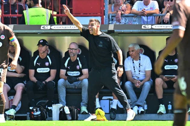 08.08.2026,GER Fußball, Männer, 2.BL, Spieltag 1, Saison 2026 2027, Hamburg, FC St. Pauli vs SpVgg Greuther Fürth Trainer Marcel Rapp (Pauli) DFB DFL regulations prohibit any use of photographs as image sequences and or quasi-video) Hamburg Millerntorstadion Hamburg Deutschland Copyright: xnordphotoxGmbH xWitkex