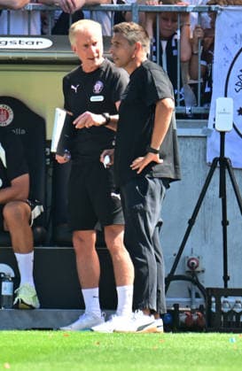 08.08.2026,GER Fußball, Männer, 2.BL, Spieltag 1, Saison 2026 2027, Hamburg, FC St. Pauli vs SpVgg Greuther Fürth Trainer Marcel Rapp (Pauli) redet mit Co-Trainer Jens Schuster (Pauli) DFB DFL regulations prohibit any use of photographs as image sequences and or quasi-video) Hamburg Millerntorstadion Hamburg Deutschland Copyright: xnordphotoxGmbH xWitkex