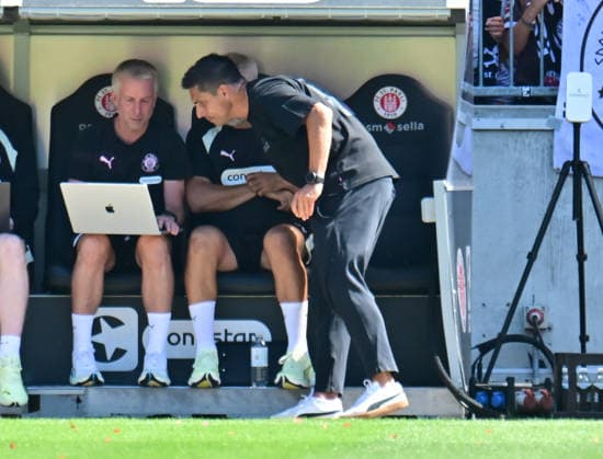 08.08.2026,GER Fußball, Männer, 2.BL, Spieltag 1, Saison 2026 2027, Hamburg, FC St. Pauli vs SpVgg Greuther Fürth Trainer Marcel Rapp (Pauli) redet mit Co-Trainer Jens Schuster (Pauli) DFB DFL regulations prohibit any use of photographs as image sequences and or quasi-video) Hamburg Millerntorstadion Hamburg Deutschland Copyright: xnordphotoxGmbH xWitkex