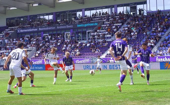 Torchance für Alexander Dikarev (BFC Preussen), dessen Schuss von Torhüter Max Uhlig (Aue) gemeistert wird. Fußball Regionalliga Nordost 2026 27 FC Erzgebirge Aue - BFC Preussen am 9.8.2026 Erzgebirge Aue - BFC Preussen