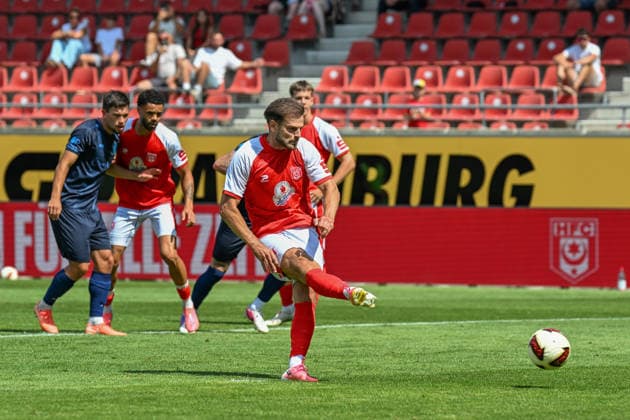 Fußball I Herren I Saison 2026-2027 I Regionalliga I 4. Spieltag I Hallescher FC - Chemnitzer FC I 09.08.2026 Max Kulke (17, Hallescher FC) führt den Elfmeter aus Freisteller, Nahaufnahme, Porträt, Portrait, Einzelfoto, Einzelbild, Körper Halle (Saale) Leuna-Chemie-Stadion Sachsen-Anhalt Deutschland Copyright: xLobeca InesxHähnelx