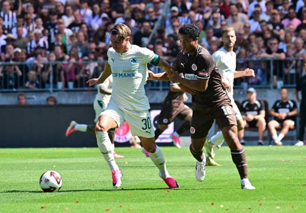 08.08.2026,GER Fußball, Männer, 2.BL, Spieltag 1, Saison 2026 2027, Hamburg, FC St. Pauli vs SpVgg Greuther Fürth Joel Chima Fujita (Pauli 16) versucht sich gegen Felix Klaus (Fürth 30) durchzuetzen DFB DFL regulations prohibit any use of photographs as image sequences and or quasi-video) Hamburg Millerntorstadion Hamburg Deutschland Copyright: xnordphotoxGmbH xWitkex
