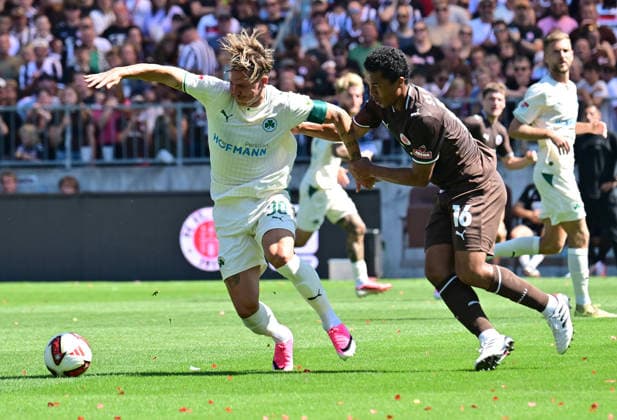 08.08.2026,GER Fußball, Männer, 2.BL, Spieltag 1, Saison 2026 2027, Hamburg, FC St. Pauli vs SpVgg Greuther Fürth Joel Chima Fujita (Pauli 16) versucht sich gegen Felix Klaus (Fürth 30) durchzuetzen DFB DFL regulations prohibit any use of photographs as image sequences and or quasi-video) Hamburg Millerntorstadion Hamburg Deutschland Copyright: xnordphotoxGmbH xWitkex