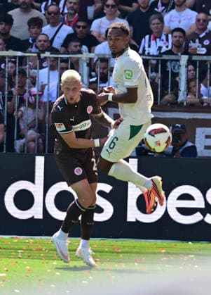 08.08.2026,GER Fußball, Männer, 2.BL, Spieltag 1, Saison 2026 2027, Hamburg, FC St. Pauli vs SpVgg Greuther Fürth Louis Oppie (Pauli 23) versucht sich gegen Sacha Banse (Fürth 06) durchzusetzen DFB DFL regulations prohibit any use of photographs as image sequences and or quasi-video) Hamburg Millerntorstadion Hamburg Deutschland Copyright: xnordphotoxGmbH xWitkex
