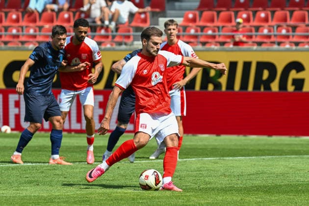 Fußball I Herren I Saison 2026-2027 I Regionalliga I 4. Spieltag I Hallescher FC - Chemnitzer FC I 09.08.2026 Max Kulke (17, Hallescher FC) führt den Elfmeter aus Freisteller, Nahaufnahme, Porträt, Portrait, Einzelfoto, Einzelbild, Körper Halle (Saale) Leuna-Chemie-Stadion Sachsen-Anhalt Deutschland Copyright: xLobeca InesxHähnelx