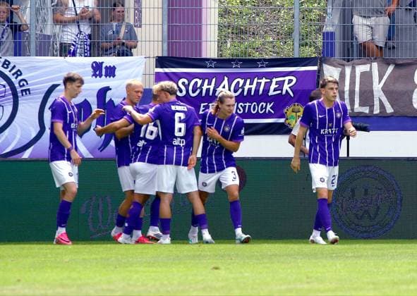 Jubel um den Torschützen Torschütze Simon Skarlatidis (Aue) nach dem 1:0. Fußball Regionalliga Nordost 2026 27 FC Erzgebirge Aue - BFC Preussen am 9.8.2026 Erzgebirge Aue - BFC Preussen