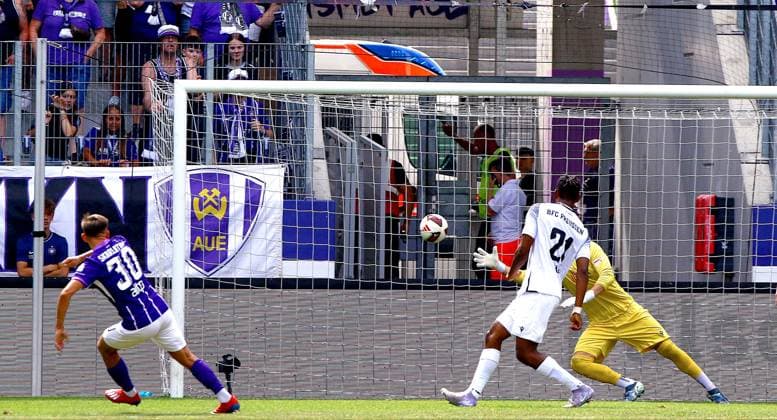 Simon Skarlatidis (Aue, links) überwindet Torhüter Florian Palmowski (BFC Preussen) zum 1:0. Fußball Regionalliga Nordost 2026 27 FC Erzgebirge Aue - BFC Preussen am 9.8.2026 Erzgebirge Aue - BFC Preussen