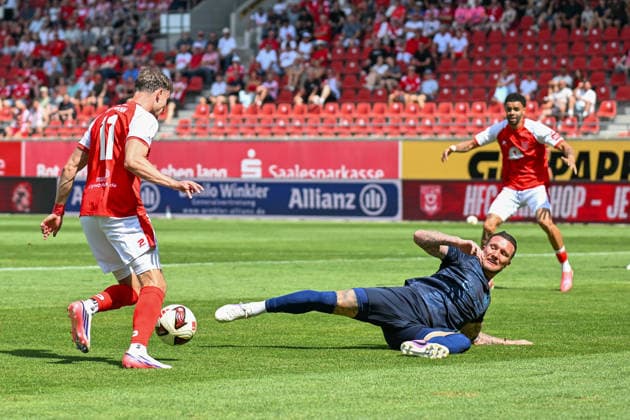 Fußball I Herren I Saison 2026-2027 I Regionalliga I 4. Spieltag I Hallescher FC - Chemnitzer FC I 09.08.2026 Zweikampf Fabrice Daniel Hartmann (11, Hallescher FC), Jan Löhmannsröben (4, Chemnitzer FC) packt die Grätsche aus Halle (Saale) Leuna-Chemie-Stadion Sachsen-Anhalt Deutschland Copyright: xLobeca InesxHähnelx