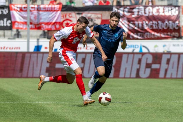 Regionalliga Nordost -Saison 26 27 Hallescher FC vs.Chemnitzer FC Halle, Deutschland 09.August 2026: Im Bild:v.li.Marius Hauptmann (Halle) und Tom Baumgart (Chemnitz) Halle Saale Leuna Chemie Stadion Sachsen-Anhalt Deutschland