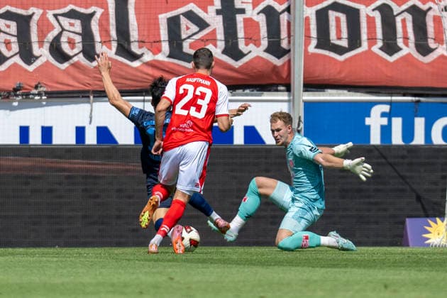 Regionalliga Nordost -Saison 26 27 Hallescher FC vs.Chemnitzer FC Halle, Deutschland 09.August 2026: Im Bild:v.li.Domenico Alberico (Chemnitz), Marius Hauptmann (Halle) und Torhueter Luca Bendel (Halle) Halle Saale Leuna Chemie Stadion Sachsen-Anhalt Deutschland