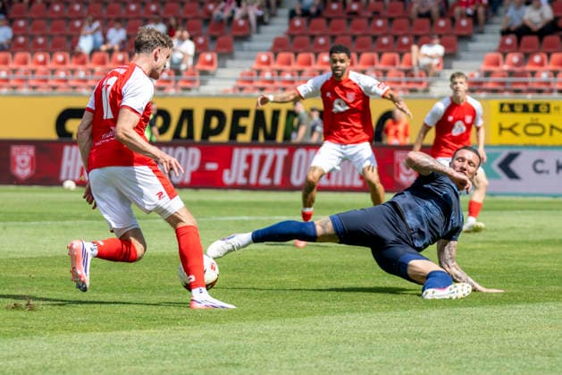 Regionalliga Nordost -Saison 26 27 Hallescher FC vs.Chemnitzer FC Halle, Deutschland 09.August 2026: Im Bild:v. li. im Zweikampf Fabrice Hartmann (Halle) und Jan Löhmannsröben Loehmannsroeben (Chemnitz) Halle Saale Leuna Chemie Stadion Sachsen-Anhalt Deutschland