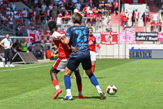 Fußball I Herren I Saison 2026-2027 I Regionalliga I 4. Spieltag I Hallescher FC - Chemnitzer FC I 09.08.2026 Bocar Baro (9, Hallescher FC) wird von Dennis Slamar (21, Chemnitzer FC) am Arm festgehalten Halle (Saale) Leuna-Chemie-Stadion Sachsen-Anhalt Deutschland Copyright: xLobeca InesxHähnelx