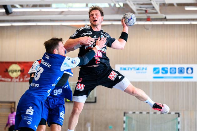 Altensteig: SCup - Spiel Platz 3 - 26 27 - HBW Balingen - HC Erlangen v. li. im Zweikampf Merlin Fuß (Balingen), Frieder Bandlow (HC Erlangen) Altensteig Eichwaldhalle Baden-Württemberg Deutschland
