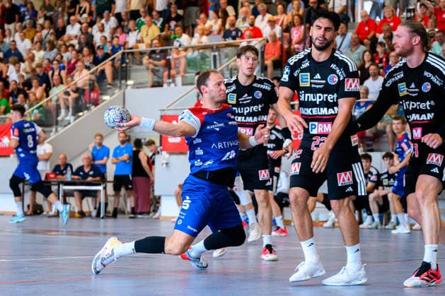 Altensteig: SCup - Spiel Platz 3 - 26 27 - HBW Balingen - HC Erlangen Tobias Heinzelmann (HBW Balingen), Eloy Morante Maldonado (HC Erlangen), Maciej Gebala (HC Erlangen) Altensteig Eichwaldhalle Baden-Württemberg Deutschland