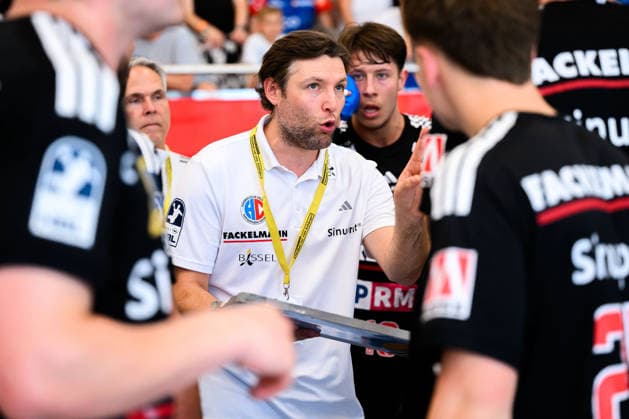Altensteig: SCup - Spiel Platz 3 - 26 27 - HBW Balingen - HC Erlangen Trainer Johannes Sellin (HC Erlangen) Gestik Geste gestikuliert Altensteig Eichwaldhalle Baden-Württemberg Deutschland