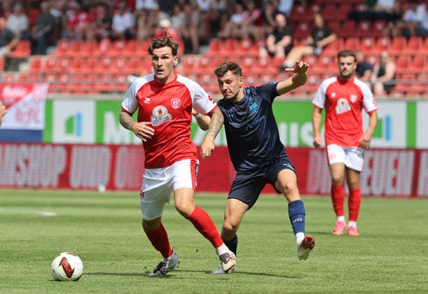 090826 Halle Saale Sachsen Anhalt Fußball Hallescher FC Halle HFC Regionalliga Nordost 4. Liga Männer Saison 2026 2027 4. Spieltag Hallescher FC - CFC Chemnitzer FC Niclas Stierlin (Hallescher FC) Maurizio Grimaldi ( Chemnitzer FC)