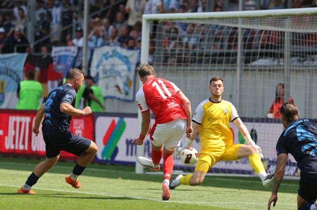090826 Halle Saale Sachsen Anhalt Fußball Hallescher FC Halle HFC Regionalliga Nordost 4. Liga Männer Saison 2026 2027 4. Spieltag Hallescher FC - CFC Chemnitzer FC Andreas Geipl ( Chemnitzer FC) Fabrice Hartmann (Hallescher FC) David Richter Torwart ( Chemnitzer FC)