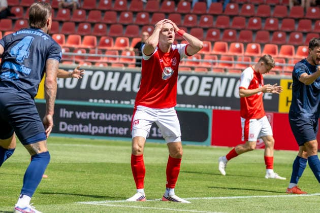 Regionalliga Nordost -Saison 26 27 Hallescher FC vs.Chemnitzer FC Halle, Deutschland 09.August 2026: Im Bild:Fabrice Hartmann (Halle) unzufrieden, enttäuscht, enttaeuscht, niedergeschlagen, frustriert, Halle Saale Leuna Chemie Stadion Sachsen-Anhalt Deutschland