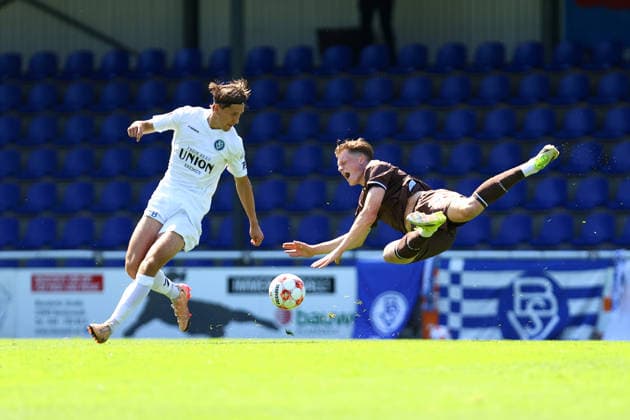 29 Lucas Schulze (FC St. Pauli U23), 16 Daniel Paul Olivier Michel (Bremer SV) Fußball I Herren I Regionalliga Nord I Saison 2026-2027 I 2. Spieltag I FC St. Pauli U23 - Bremer SV I 09.08.2026 I Edmund-Plambeck-Stadion