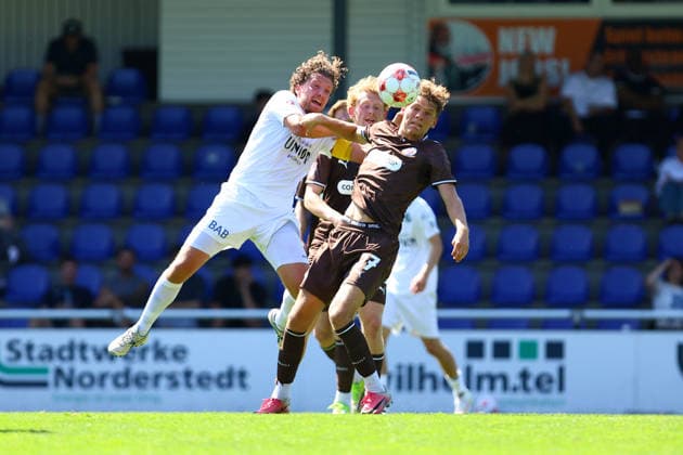 27 Hugo Weber (FC St. Pauli U23), 13 Justin Bretgeld (Bremer SV) Fußball I Herren I Regionalliga Nord I Saison 2026-2027 I 2. Spieltag I FC St. Pauli U23 - Bremer SV I 09.08.2026 I Edmund-Plambeck-Stadion