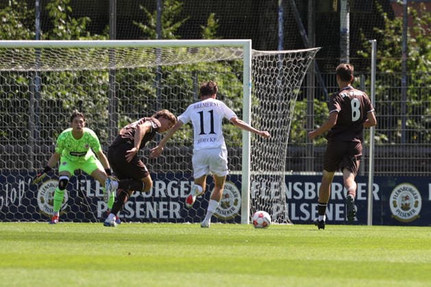 Fußball I Herren I Saison 2026 2027 I Regionalliga Nord I 2.Spieltag I FC St.Pauli II - Bremer SV I 09.08.2026 Niklas Petzsch (1, FC St.Pauli II) Jannik Robatsch (24, FC St.Pauli II) Bastian Redecker (11, Bremer SV) auf dem Weg zum 0-1, Mats Herrmann (8, FC St.Pauli II) Norderstedt Edmund Plambeck Stadion Schleswig-Holstein Deutschland Copyright: xLobeca RalfxHomburgx