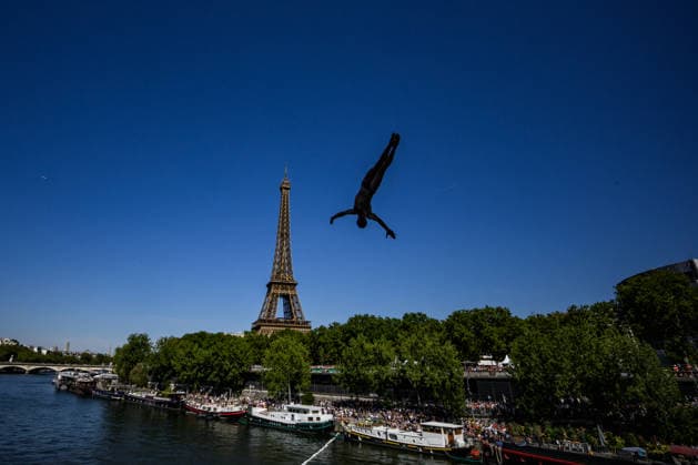 Catalin Petru Preda of Romania Gary Hunt of France competes in the High Diving Men s 20m Final during the European Aquatics Championships at the River Seine in Paris (France), August 8, 2026. Andrea Staccioli