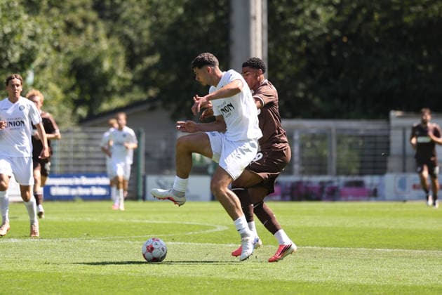 Fußball I Herren I Saison 2026 2027 I Regionalliga Nord I 2.Spieltag I FC St.Pauli II - Bremer SV I 09.08.2026 Denis Koldzic (4, Bremer SV) Jack Wardius (19, FC St.Pauli II) Norderstedt Edmund Plambeck Stadion Schleswig-Holstein Deutschland Copyright: xLobeca RalfxHomburgx