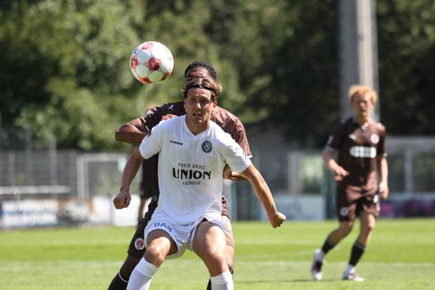 Fußball I Herren I Saison 2026 2027 I Regionalliga Nord I 2.Spieltag I FC St.Pauli II - Bremer SV I 09.08.2026 Oliver Michel (16, Bremer SV) Jack Wardius (19, FC St.Pauli II) Norderstedt Edmund Plambeck Stadion Schleswig-Holstein Deutschland Copyright: xLobeca RalfxHomburgx