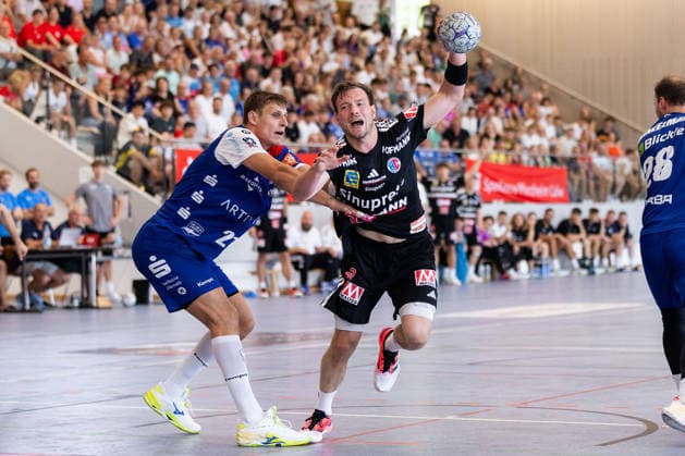 Till WENTE (HBW Balingen-Weilstetten, 21) im Zweikampf gegen Frieder BANDLOW (HC Erlangen, 02) GER, HBW Balingen-Weilstetten vs. HC Erlangen, Handball, Vorbereitung, Turnier, S-Cup Altensteig, Spiel um Platz 3, Spielzeit 2026 2027, 09.08.2026, GER, HBW Balingen-Weilstetten vs. HC Erlangen, Handball, Vorbereitung, Turnier, S-Cup Altensteig, Spiel um Platz 3, Spielzeit 2026 2027, 09.08.2026, Altensteig Copyright: xEibnerxPressefoto OliverxSchmidtx EP_OST