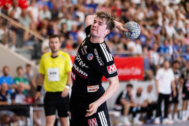 Yannik BIALOWAS (HC Erlangen, 07) schießt schiesst einen Siebenmeter, erzielt ein Tor, Aktion, Torwurf GER, HBW Balingen-Weilstetten vs. HC Erlangen, Handball, Vorbereitung, Turnier, S-Cup Altensteig, Spiel um Platz 3, Spielzeit 2026 2027, 09.08.2026, GER, HBW Balingen-Weilstetten vs. HC Erlangen, Handball, Vorbereitung, Turnier, S-Cup Altensteig, Spiel um Platz 3, Spielzeit 2026 2027, 09.08.2026, Altensteig Copyright: xEibnerxPressefoto OliverxSchmidtx EP_OST