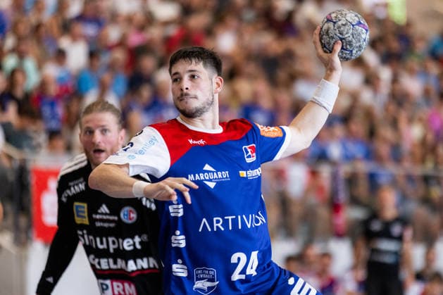 Elias FUEGEL (HBW Balingen-Weilstetten, 24) erzielt ein Tor, Aktion, Torwurf GER, HBW Balingen-Weilstetten vs. HC Erlangen, Handball, Vorbereitung, Turnier, S-Cup Altensteig, Spiel um Platz 3, Spielzeit 2026 2027, 09.08.2026, GER, HBW Balingen-Weilstetten vs. HC Erlangen, Handball, Vorbereitung, Turnier, S-Cup Altensteig, Spiel um Platz 3, Spielzeit 2026 2027, 09.08.2026, Altensteig Copyright: xEibnerxPressefoto OliverxSchmidtx EP_OST