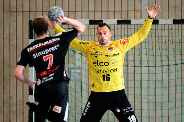 Altensteig: SCup - Spiel Platz 3 - 26 27 - HBW Balingen - HC Erlangen v.li. Yannik Bialowas (HC Erlangen), Torhueter Vladimir Cupara (HBW Balingen) Altensteig Eichwaldhalle Baden-Württemberg Deutschland
