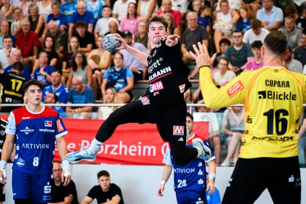 Altensteig: SCup - Spiel Platz 3 - 26 27 - HBW Balingen - HC Erlangen Yannik Bialowas (HC Erlangen), Torhueter Vladimir Cupara (HBW Balingen) Altensteig Eichwaldhalle Baden-Württemberg Deutschland