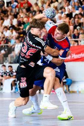 Altensteig: SCup - Spiel Platz 3 - 26 27 - HBW Balingen - HC Erlangen v. li. im Zweikampf Maxsim Lochman (HC Erlangen) und Till Wente (Balingen) Altensteig Eichwaldhalle Baden-Württemberg Deutschland