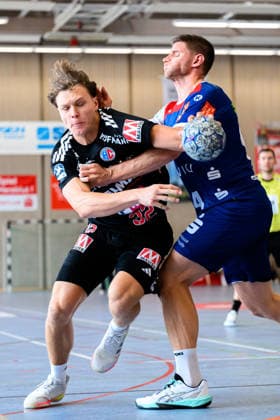 Altensteig: SCup - Spiel Platz 3 - 26 27 - HBW Balingen - HC Erlangen Maxsim Lochman (HC Erlangen), Georg Poehle (Balingen) Altensteig Eichwaldhalle Baden-Württemberg Deutschland