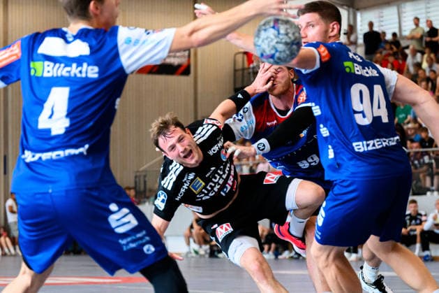 Altensteig: SCup - Spiel Platz 3 - 26 27 - HBW Balingen - HC Erlangen Frieder Bandlow (HC Erlangen), Stefan Bauer (Balingen) Altensteig Eichwaldhalle Baden-Württemberg Deutschland