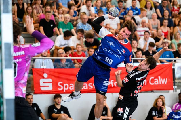 Altensteig: SCup - Spiel Platz 3 - 26 27 - HBW Balingen - HC Erlangen v.li. Torhueter Tin Herceg (HC Erlangen), Stefan Bauer (Balingen), Lucca Bialowas (Erlangen) Altensteig Eichwaldhalle Baden-Württemberg Deutschland