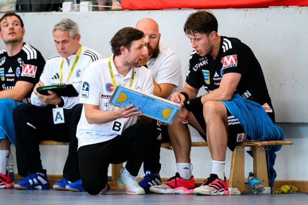 Altensteig: SCup - Spiel Platz 3 - 26 27 - HBW Balingen - HC Erlangen Trainer Johannes Sellin (HC Erlangen), Florian Scheerer (HC Erlangen) Altensteig Eichwaldhalle Baden-Württemberg Deutschland