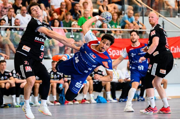 Altensteig: SCup - Spiel Platz 3 - 26 27 - HBW Balingen - HC Erlangen v.li. Lucca Bialowas (Erlangen), Yonatan Dayan (Balingen) Altensteig Eichwaldhalle Baden-Württemberg Deutschland