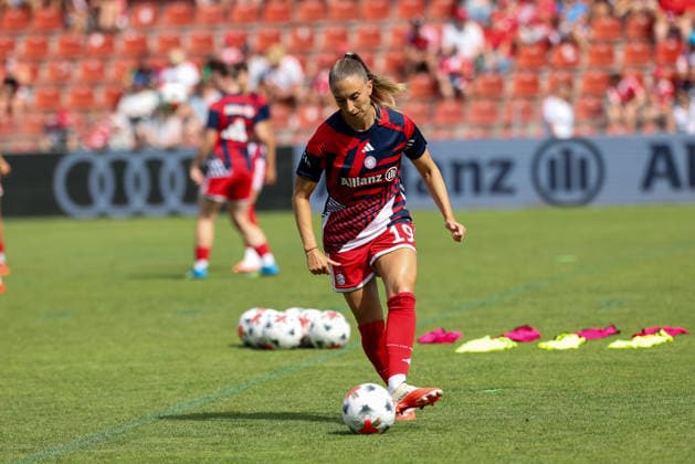 Katharina Naschenweng (FC Bayern Muenchen, 19) beim Aufwaermen vor dem Spiel, GER, FC Bayern Muenchen vs. Paris FC, Fussball, Testspiel, Saison 2026 2027, 09.08.2026, GER, FC Bayern Muenchen vs. Paris FC, Fussball, Testspiel, Saison 2026 2027, 09.08.2026 Unterhaching Copyright: xEibner-Pressefoto JennixMaulx EP_JML