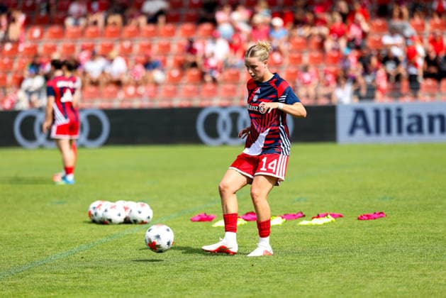 Alara Sehitler (FC Bayern Muenchen, 14) beim Aufwaermen vor dem Spiel, GER, FC Bayern Muenchen vs. Paris FC, Fussball, Testspiel, Saison 2026 2027, 09.08.2026, GER, FC Bayern Muenchen vs. Paris FC, Fussball, Testspiel, Saison 2026 2027, 09.08.2026 Unterhaching Copyright: xEibner-Pressefoto JennixMaulx EP_JML