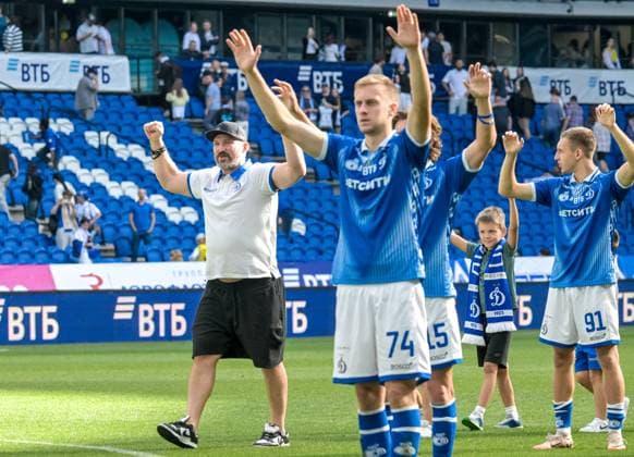 Russia Soccer Premier-League Dynamo - Dynamo Mkh 9219464 09.08.2026 Ice hockey, Eishockey player Alexander Ovechkin, left, celebrates Dynamo Moscow s victory in the Russian Premier-League soccer match between Dynamo Moscow and Dynamo Makhachkala, in Moscow, Russia. Vladimir Fedorenko Sputnik Moscow Russia  Copyright: xVladimirxFedorenkox