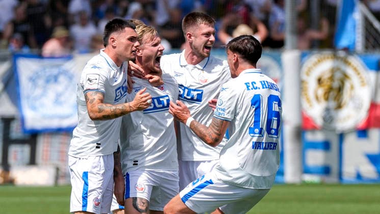 v.li.: Niklas Kölle (Rostock, 32), Torschütze Andreas Voglsammer (Rostock, 9), Jonas Dirkner (Rostock, 6), Lukas Wallner (Rostock, 16), Spieler vom F.C. Hansa Rostock, jubeln über das Tor zum 0:1, Jubel, Torjubel, Torerfolg, celebrate the goal, goal, celebration, jubelt ueber das Tor, Freuen, Freude, freut sich, optimistisch, positiv, Spielszene, Highlight, Action, Aktion, 09.08.2026, Sinsheim (Deutschland), Fussball, 3. Liga, TSG 1899 Hoffenheim II - Hansa Rostock, DFB DFL REGULATIONS PROHIBIT ANY USE OF PHOTOGRAPHS AS IMAGE SEQUENCES AND OR QUASI-VIDEO.