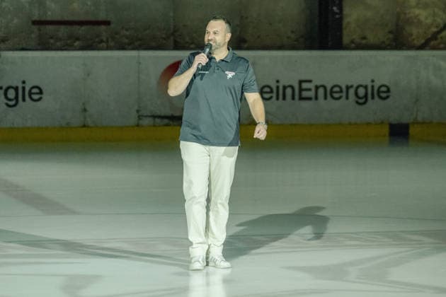 Tobias Zeller (KEC, Arena Moderator) begruesst die Zuschauer zum oeffentlichen Training. Oeffentliches Training Koelner Haie im Haie Zentrum, Penny DEL, Eishockey, Saison 2026 2027, 09.08.2026 oeffentliches Training Koelner Haie, Penny DEL, Saison 2026 2027, 09.08.2026 Koeln Copyright: xEibner-Pressefoto ThomasxHaeslerx EP_THR