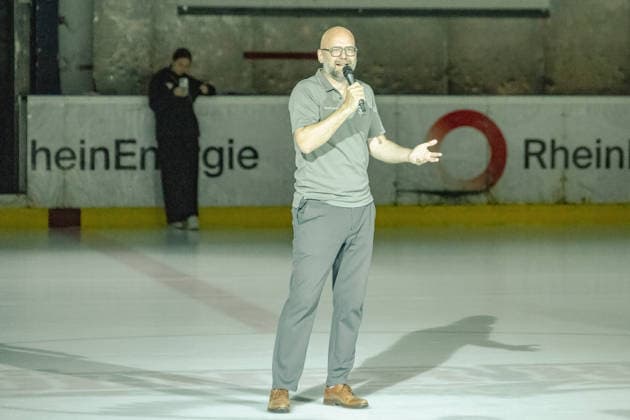 Philipp Walter (KEC, Geschaeftsfuehrer) begruesst die Zuschauer zum oeffentlichen Training. Oeffentliches Training Koelner Haie im Haie Zentrum, Penny DEL, Eishockey, Saison 2026 2027, 09.08.2026 oeffentliches Training Koelner Haie, Penny DEL, Saison 2026 2027, 09.08.2026 Koeln Copyright: xEibner-Pressefoto ThomasxHaeslerx EP_THR