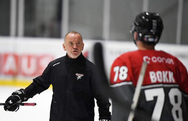 09.08.2026, xophax, KEC , Eishockey , Haie. Kölnarena 2 , Öffentliches Showtraining, Training. Trainer Thomas Berglund ( KEC ) Köln Cologne