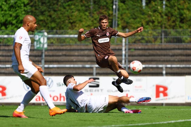8 Mats Herrmann (FC St. Pauli U23), 4 Denis Koldzic (Bremer SV) Fußball I Herren I Regionalliga Nord I Saison 2026-2027 I 2. Spieltag I FC St. Pauli U23 - Bremer SV I 09.08.2026 I Edmund-Plambeck-Stadion